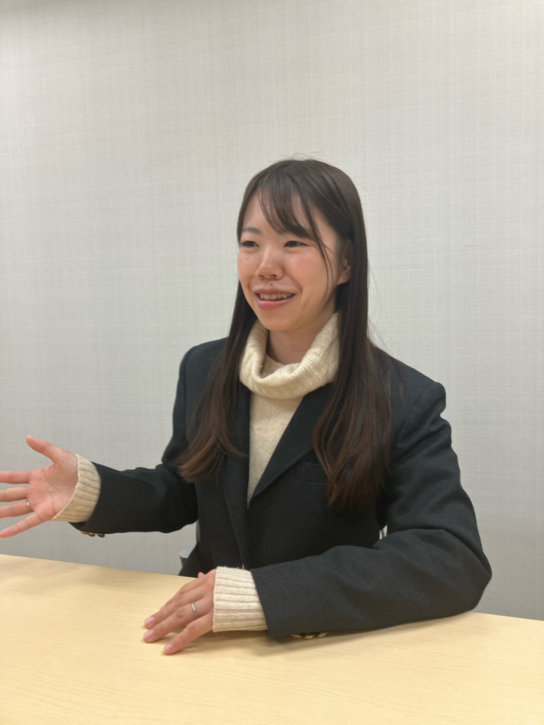 インタビューに回答する太田様